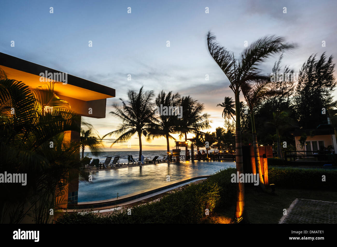 Tramonto sulla piscina dell'hotel sulla riva del mare in Thailandia. Foto Stock