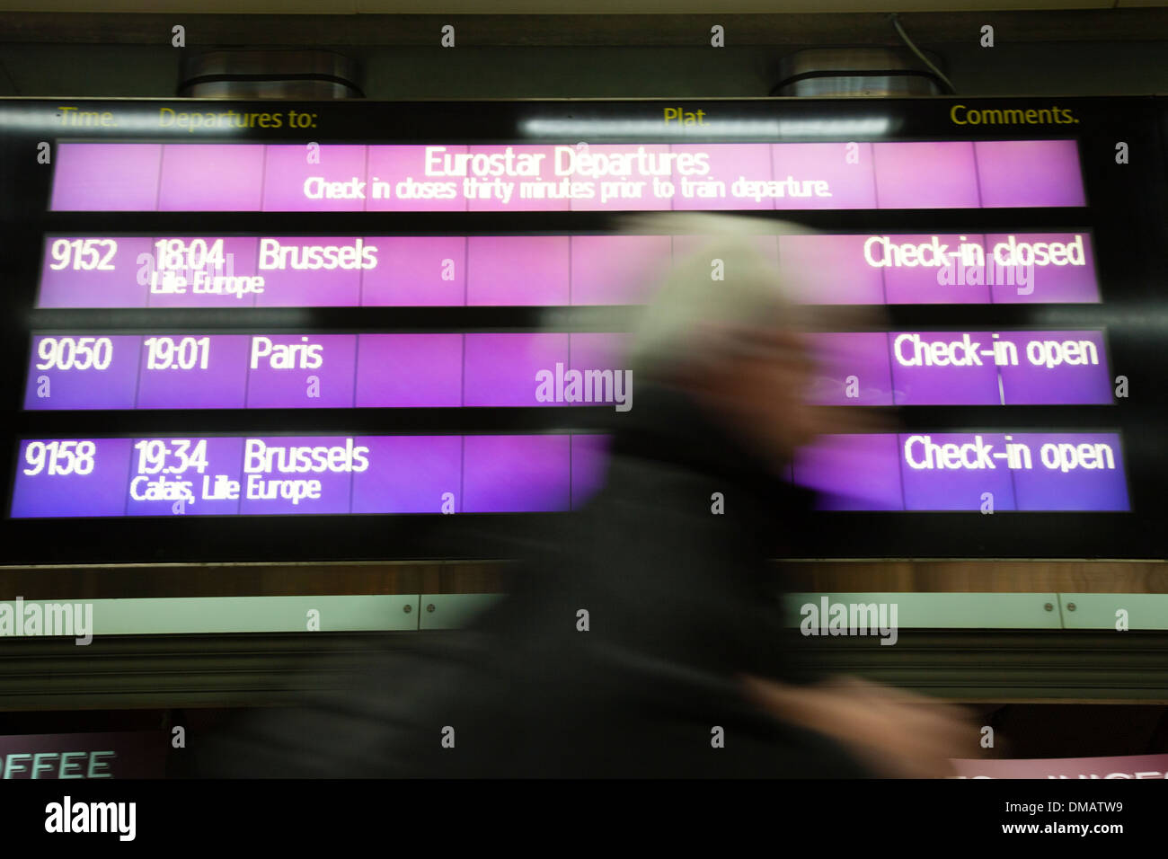 Viaggiatore, terminal Eurostar, Saint Pancras, Kings Cross, London Foto Stock