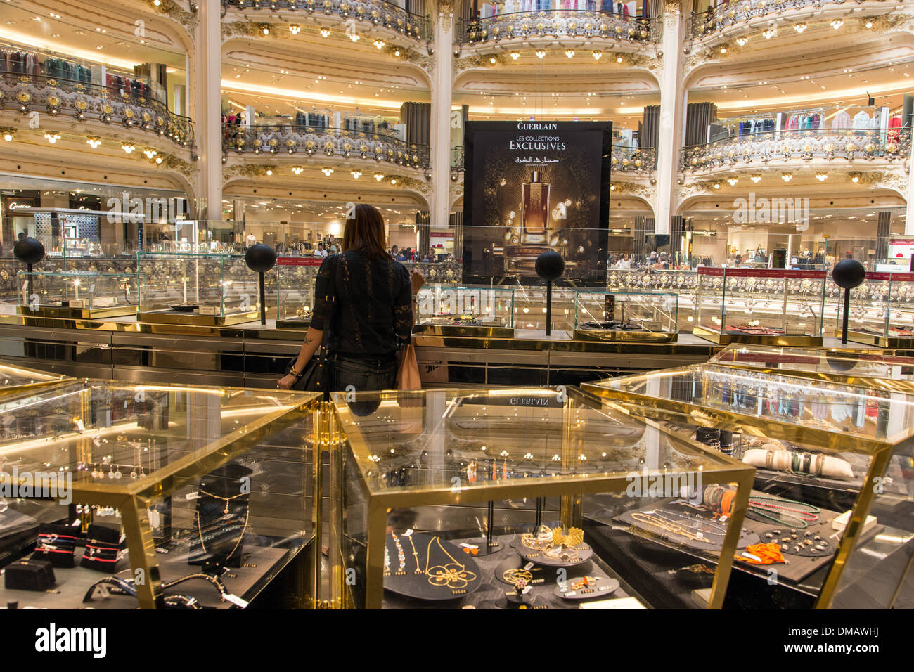 Beni di lusso e designer boutique di profumi presso GALERIES LAFAYETTE, Magazzini di Parigi (75), Francia Foto Stock