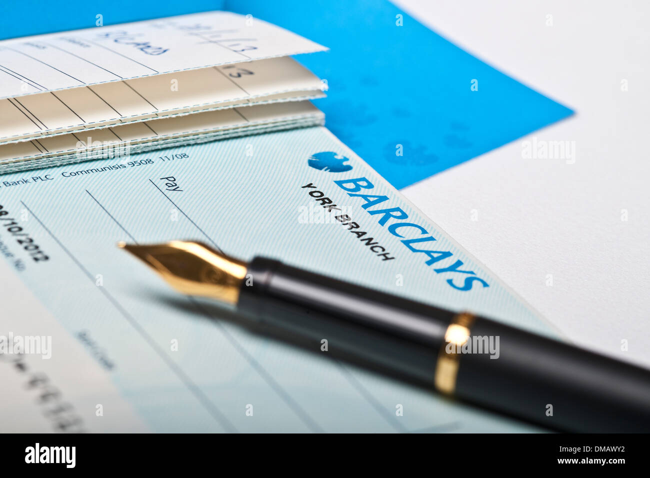 Primo piano del check book di Barclays Bank con penna stilografica Inghilterra Regno Unito Regno Unito Gran Bretagna Foto Stock