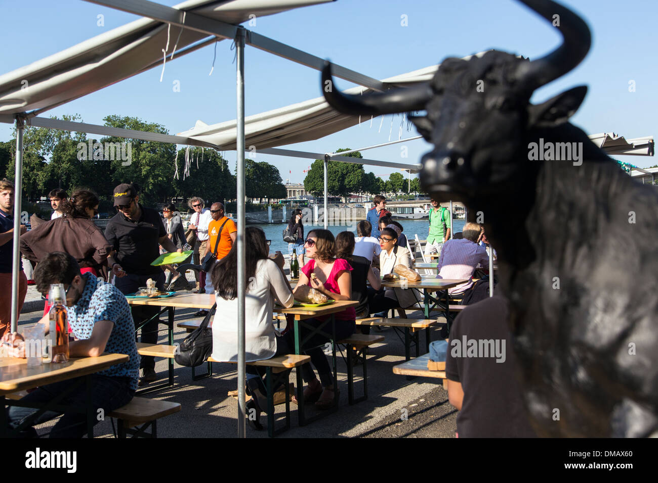 OPEN-AIR bar sulle rive della Senna, chiusa al traffico, un luogo per passeggiate e attività per i parigini, banchina d'Orsay, Parigi (75), Francia Foto Stock