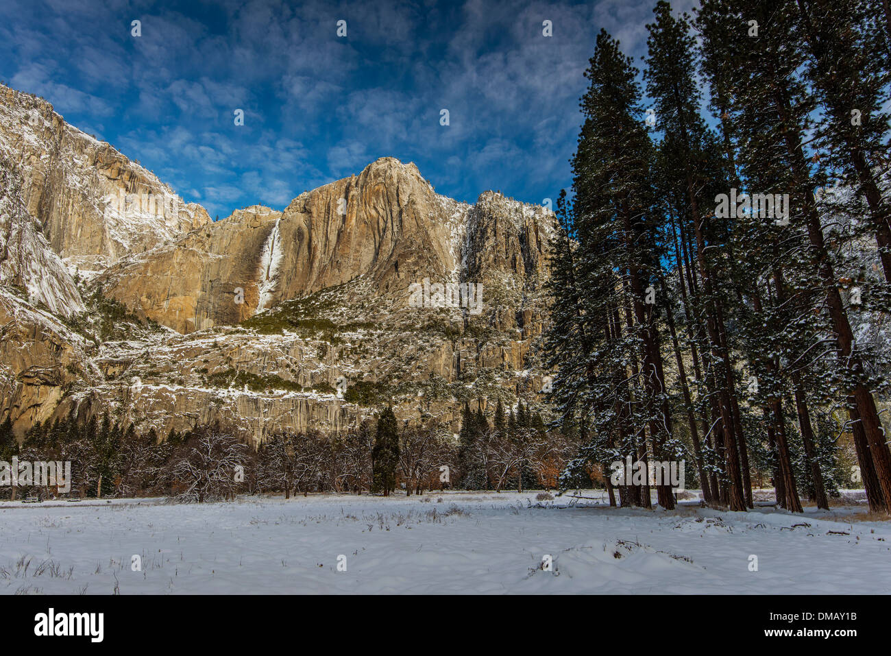 Inverno vista su congelati Yosemite Falls, Yosemite National Park, California, Stati Uniti d'America Foto Stock
