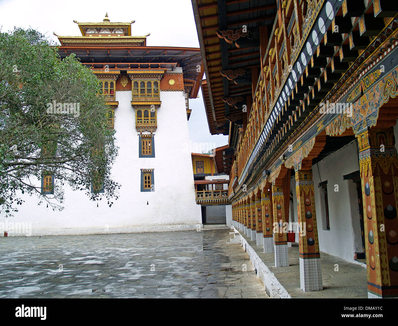 L'interno cortile porticato del Punakha Dzong,Bhutan Foto Stock