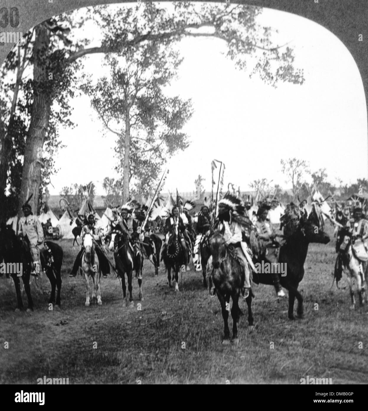 Sioux nativi indiani americani in tradizionale copricapo a cavallo, Nebraska, USA, 1900 Foto Stock