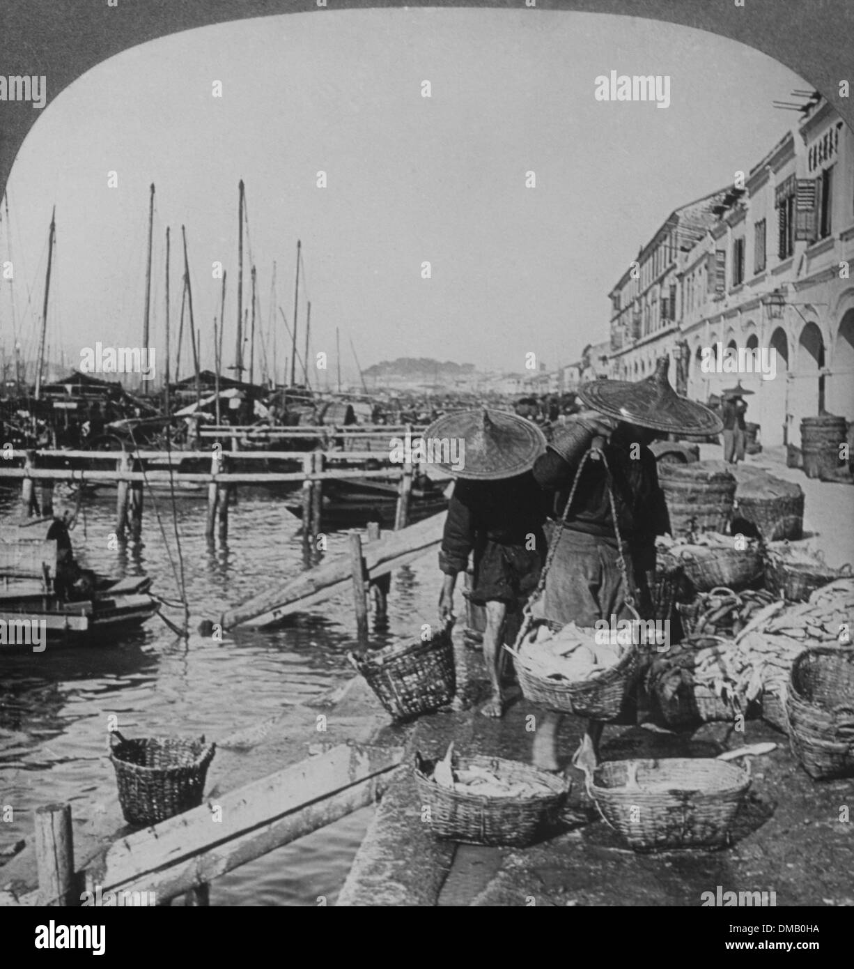 I pescatori e le barche nel porto, Macau, circa 1910 Foto stock - Alamy