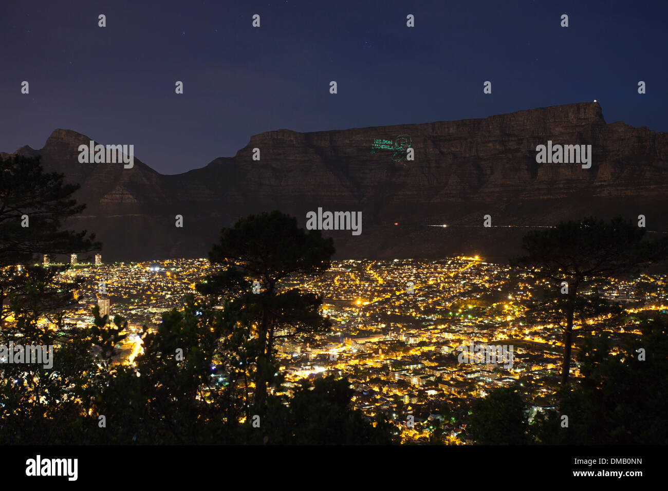 Cape Town, Sud Africa. Il 12 dicembre 2013. Una notte tempo display laser sulla Table Mountain e Cape Town rende omaggio al compianto Presidente Nelson Mandela. Credito: Blaize Leigh/Alamy Live News Foto Stock