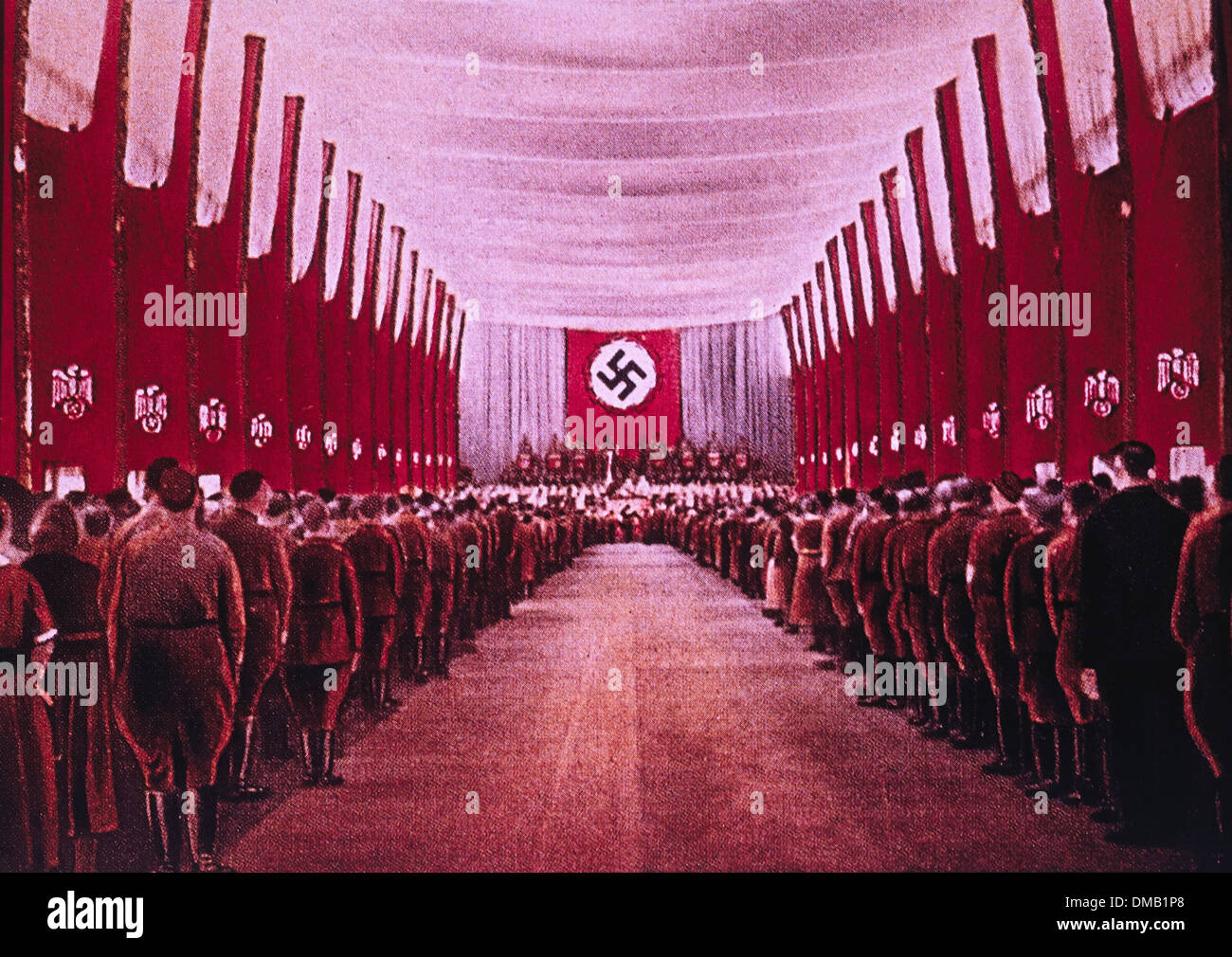 SA le truppe nella sala congressi, Norimberga, Germania, 1933 Foto Stock
