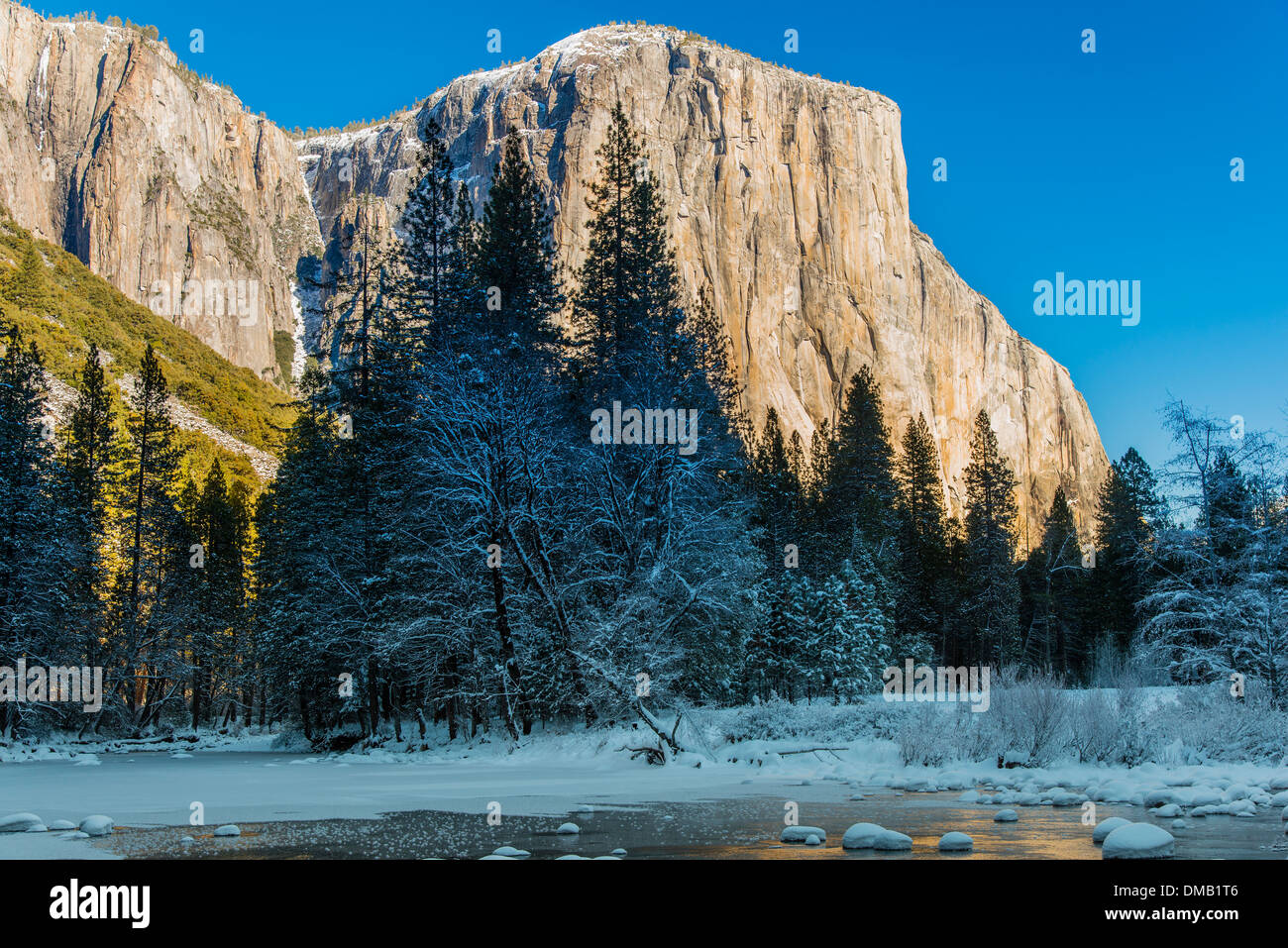 In inverno il paesaggio con fiume ghiacciato e El Capitan montagna dietro, Yosemite National Park, California, Stati Uniti d'America Foto Stock