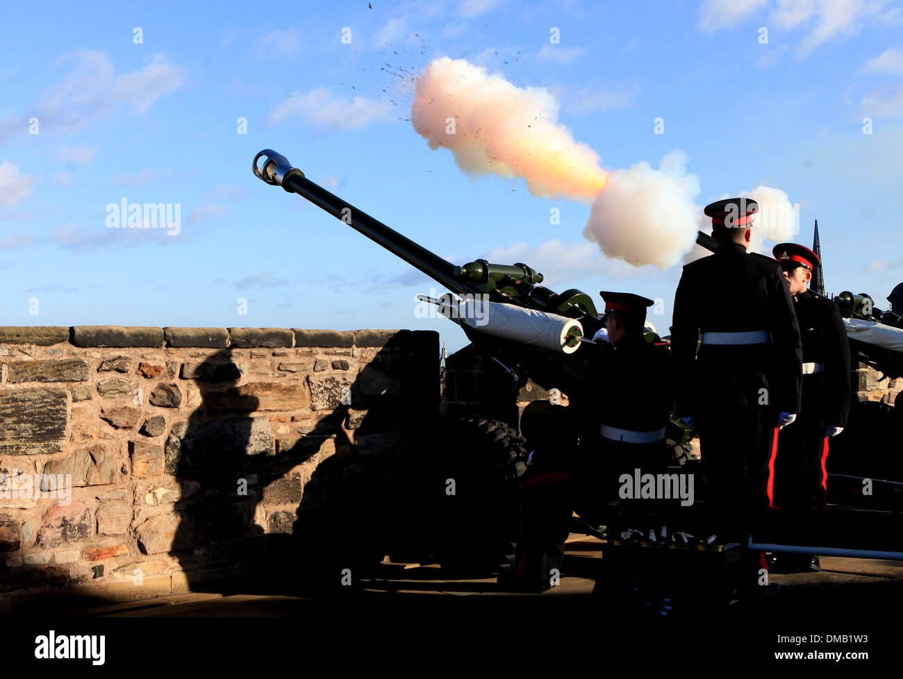 Scottish cannoniere della Royal Artillery fire un 21-Gun Royal omaggio al Castello di Edimburgo Foto Stock