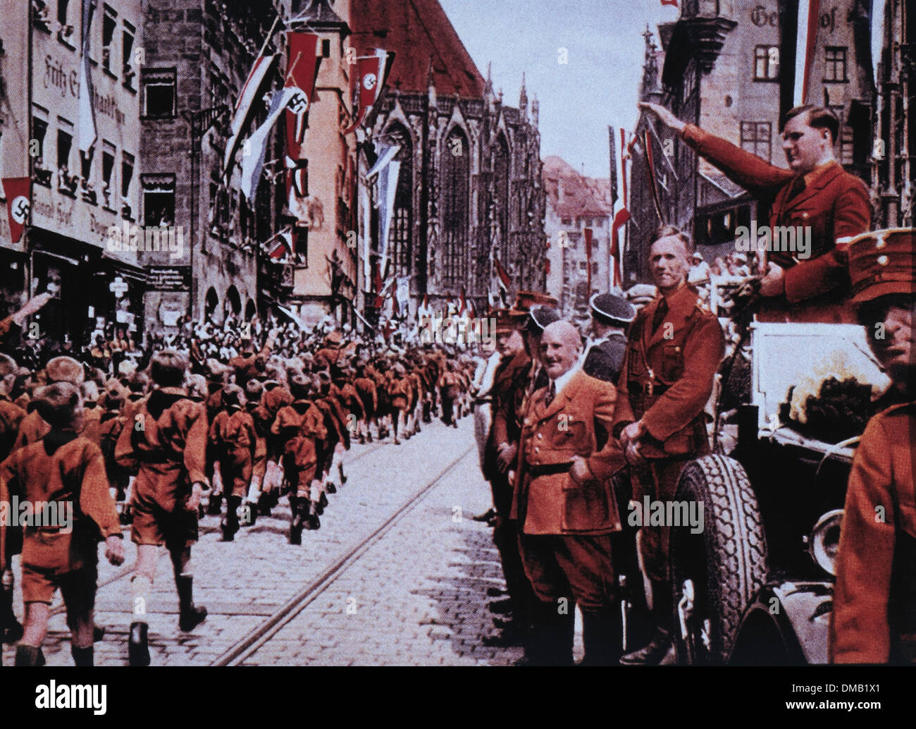 I membri di Adolf Hitler Jurgund marzo prima del loro leader, Baldur von Shirach, durante il Rally, Norimberga, Germania, 1933 Foto Stock