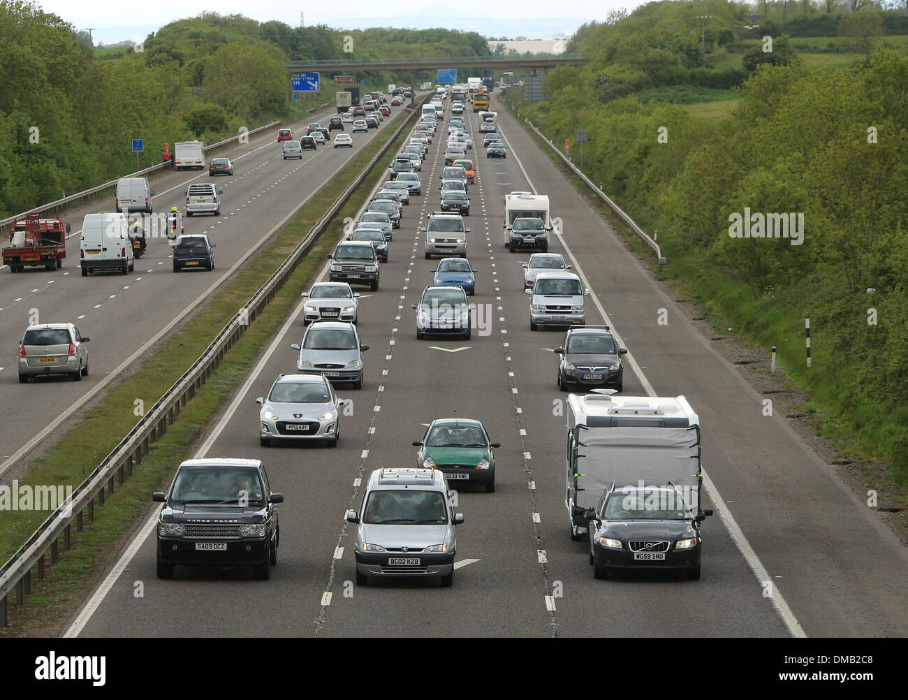 Pesante traffico in autostrada in direzione sud vicino a Weston Super Mare, Somerset, precedendo la banca weekend di vacanza. 24 maggio 2013. Foto Stock