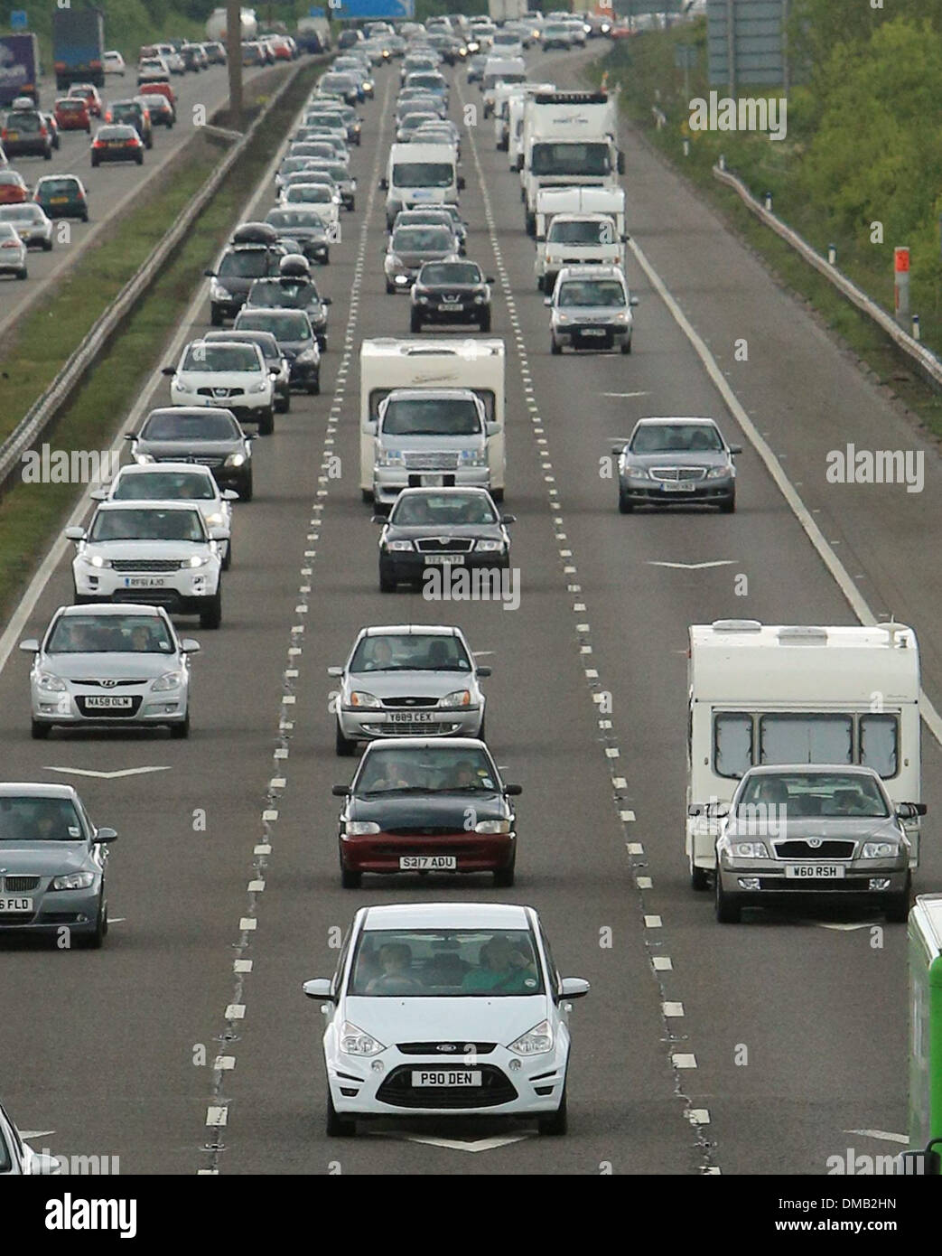 Pesante traffico in autostrada in direzione sud vicino a Weston Super Mare, Somerset, precedendo la banca weekend di vacanza. 24 maggio 2013. Foto Stock