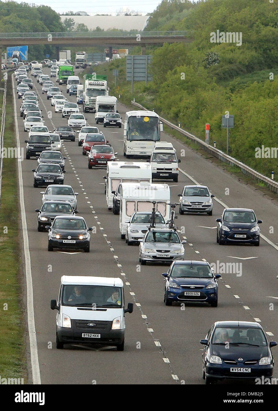 Pesante traffico in autostrada in direzione sud vicino a Weston Super Mare, Somerset, precedendo la banca weekend di vacanza. 24 maggio 2013. Foto Stock