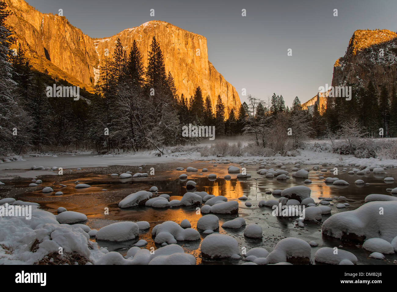 Scenic paesaggio innevato con frozen river e El Capitan montagna dietro, Yosemite National Park, California, Stati Uniti d'America Foto Stock