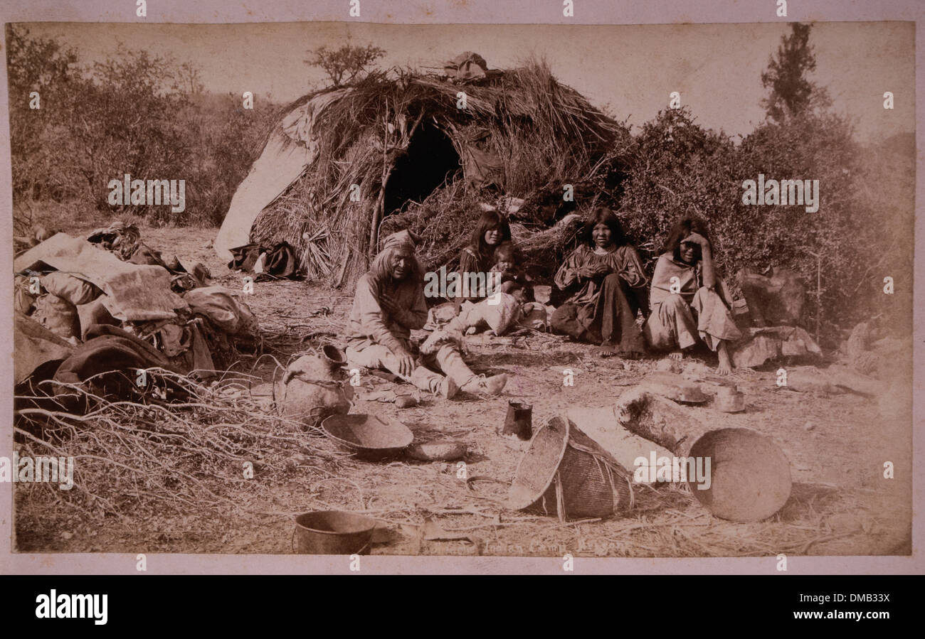 Apache Chiricahua Camp su prenotazione indiana, Arizona Territorio, 1886 Foto Stock