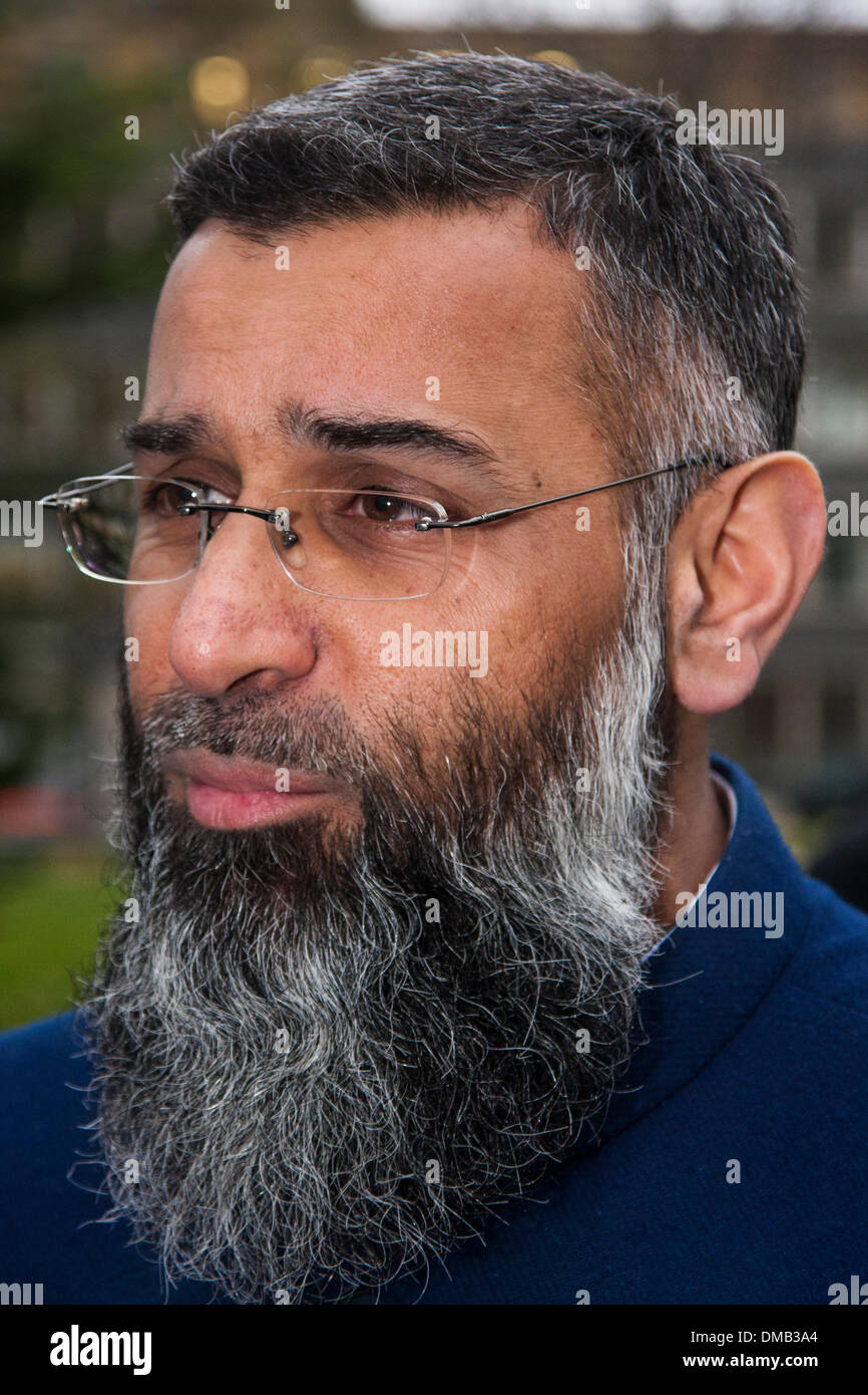 Brick Lane, Londra, 13 dicembre 2013. Anjem Choudary colloqui alla pressa come sua radicale 'Sharia progetto' preparare per dimostrare a Brick Lane contro il consumo di alcool di biasimare la maggior parte delle società di mali sul bere e chiedendo che la severa legge della Sharia essere imposto di sostituire "fatta " leggi. Credito: Paolo Davey/Alamy Live News Foto Stock