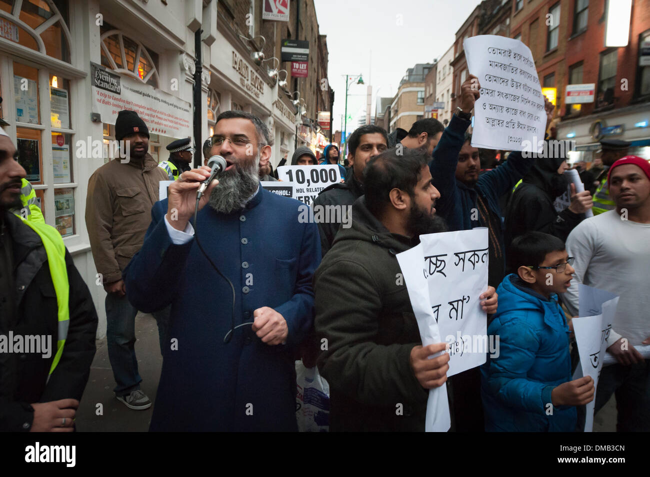 Brick Lane, Londra, Regno Unito. 13 dicembre, 2013. Gruppo musulmano "Sharia" Progetto mirato i negozi per la vendita di alcol e festaioli di Brick Lane. Il gruppo guidato da predicatore islamista, Anjem Choudary, è entrato in contatto con un gruppo di "Patrioti" e a destra dell' affiliato attivisti che hanno espresso il loro parere. Credito: Lee Thomas/Alamy Live News Foto Stock