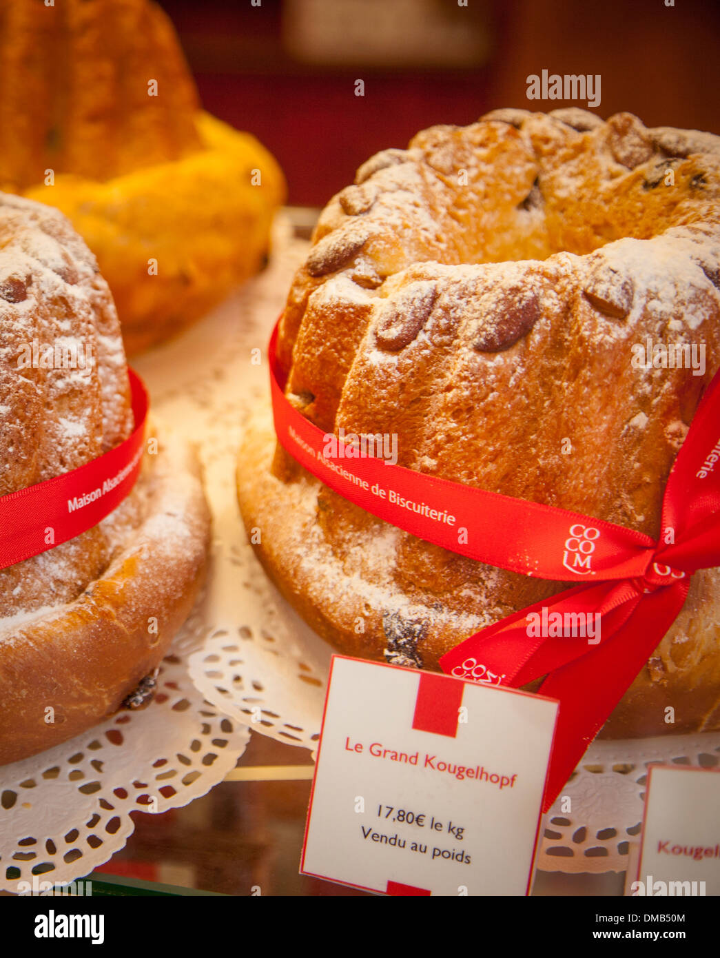 Il Grand Kougelhopf - l'onnipresente e gustosa forneria trattare dell' Alsazia Haut-Rhin Francia Foto Stock