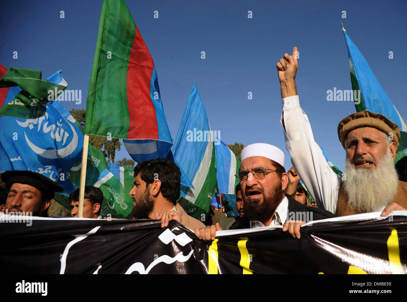 A Peshawar, Pakistan. 13 dicembre, 2013. Gli attivisti del gruppo Jamaat-e-Islami partito gridare slogan per del Bangladesh il leader islamista Abdul Quader Molla un giorno dopo la sua esecuzione, nel nord-ovest del Pakistan " s a Peshawar a Dic. 13, 2013. Il Bangladesh ha eseguito Abdul Quader Molla, un partito islamista leader condannati per crimini di guerra nel 1971, che è la prima esecuzione di un criminale di guerra nel paese. In segno di protesta contro la molla di esecuzione, il suo partito gruppo Jamaat chiamato countrywide alba-a-crepuscolo sciopero generale per la domenica. Credito: Ahmad Sidique/Xinhua/Alamy Live News Foto Stock