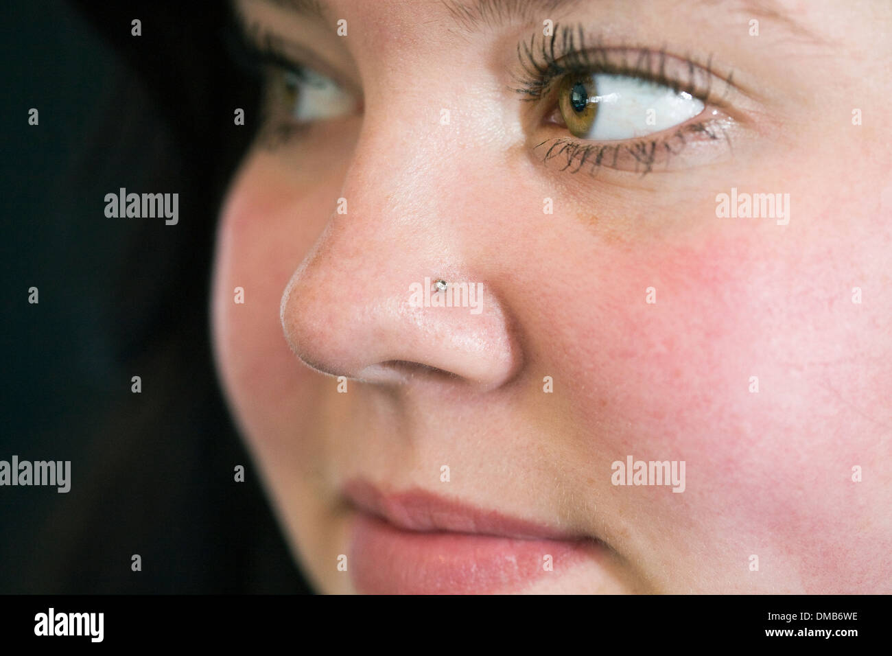 Una ragazza adolescente con un piercing per il naso Foto Stock