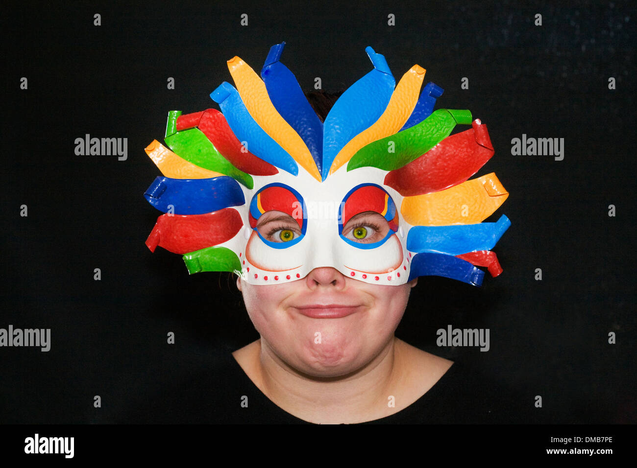 Ragazza in una maschera di Arlecchino con un divertente guardare sul suo  viso Foto stock - Alamy