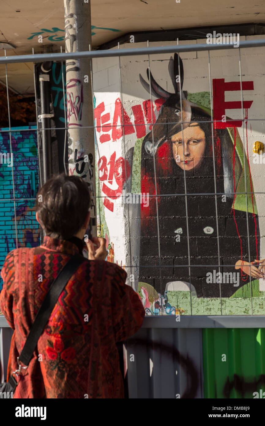 STREET ART, attraversata dalla Senna, 105 artisti internazionali ruotata di un edificio destinato alla distruzione alla fine di ottobre in una vera e propria opera d'arte grazie al lavoro del gallerista MEDHI BEN CHEIKH, 13esimo arrondissement di Parigi (75), Ile-de-FR Foto Stock