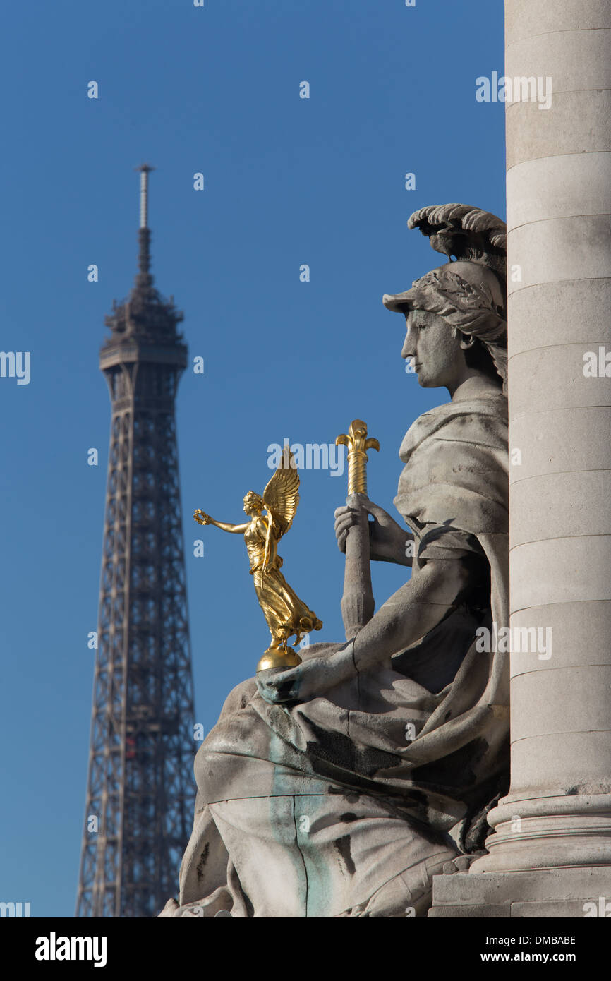 CULPTURE DE LA FRANCE DE Louis XIV DA LAURENT MARQUESTE, dettaglio del Pont alexandre III ponte che collega ESPLANADE DES INVALIDES E AVENUE W. Churchill fu costruito per il 1900 Fiera Mondiale, 8° Arrondissement, Parigi (75), Ile-de-France, Francia Foto Stock