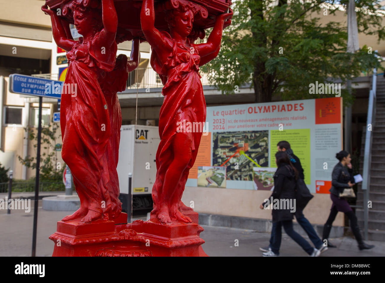 WALLACE FOUNTAIN dipinto in rosso, su avenue d'Ivry, LES OLYMPIADES TRIMESTRE, Chinatown, 13esimo arrondissement di Parigi (75), Ile-de-France, Francia Foto Stock