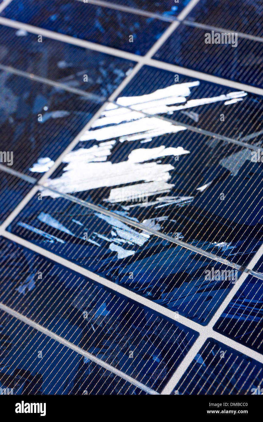 Blue foto-voltaico pannelli solari closeup della struttura cristallina Foto Stock