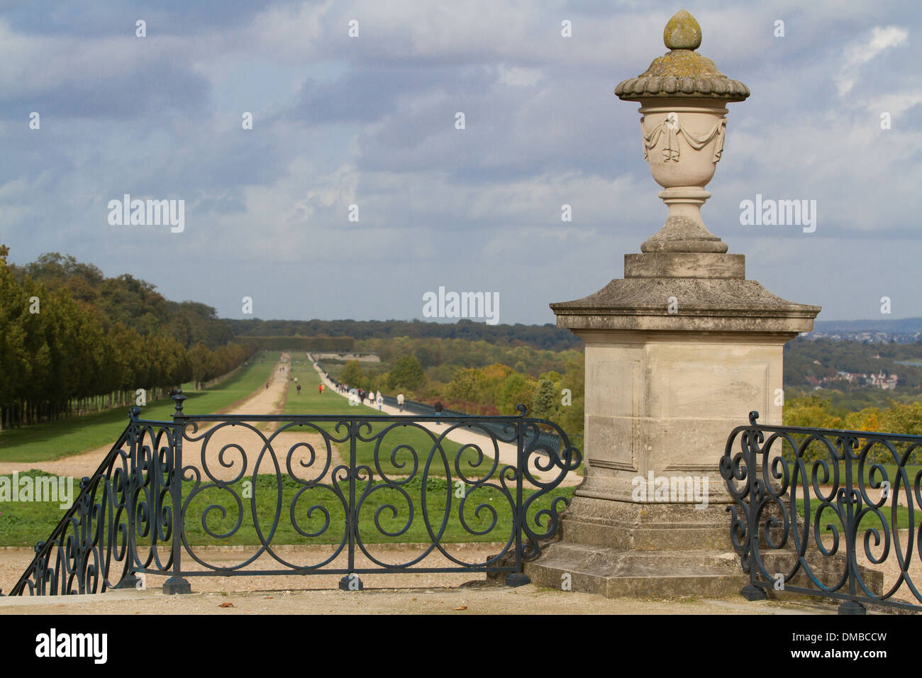 La grande terrazza di SAINT-GERMAIN-en-Laye creato da ANDRE LENOTRE alla fine del XVII secolo su ordine di Luigi XIV, i ruderi del castello-NEUF (NUOVO CHATEAU), nazionale STATION WAGON DI SAINT-GERMAIN-en-Laye, yvelines (78), Francia Foto Stock