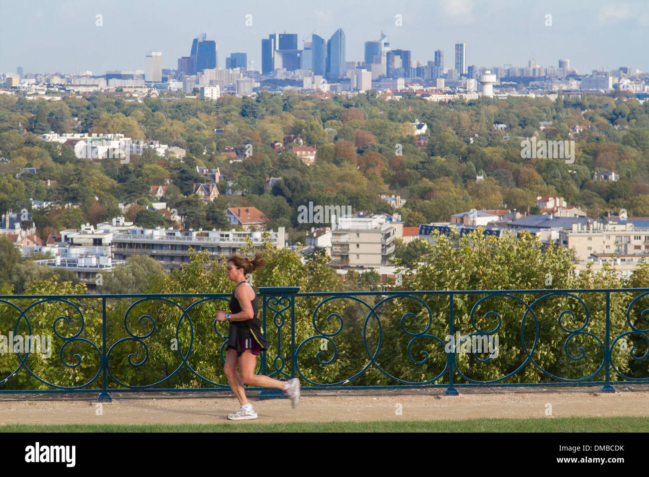 Donna jogging sulla grande terrazza di SAINT-GERMAIN-en-Laye creato da ANDRE LENOTRE alla fine del XVII secolo su ordine di Luigi XIV, i ruderi del castello-NEUF (NUOVO CHATEAU), nazionale STATION WAGON DI SAINT-GERMAIN-en-Laye, yvelines (78), Francia Foto Stock