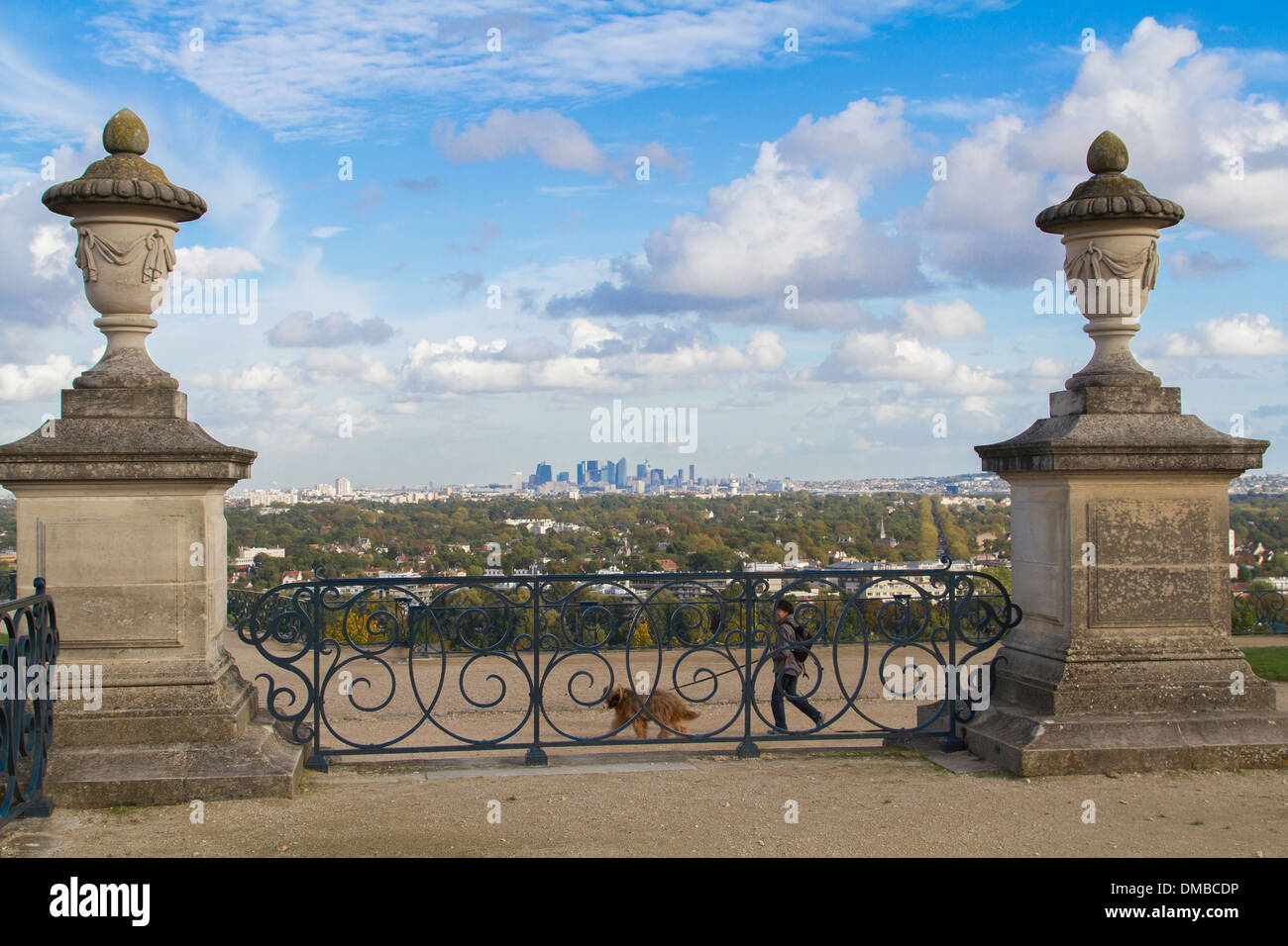 La grande terrazza di SAINT-GERMAIN-en-Laye creato da ANDRE LENOTRE alla fine del XVII secolo su ordine di Luigi XIV, i ruderi del castello-NEUF (NUOVO CHATEAU), nazionale STATION WAGON DI SAINT-GERMAIN-en-Laye, yvelines (78), Francia Foto Stock