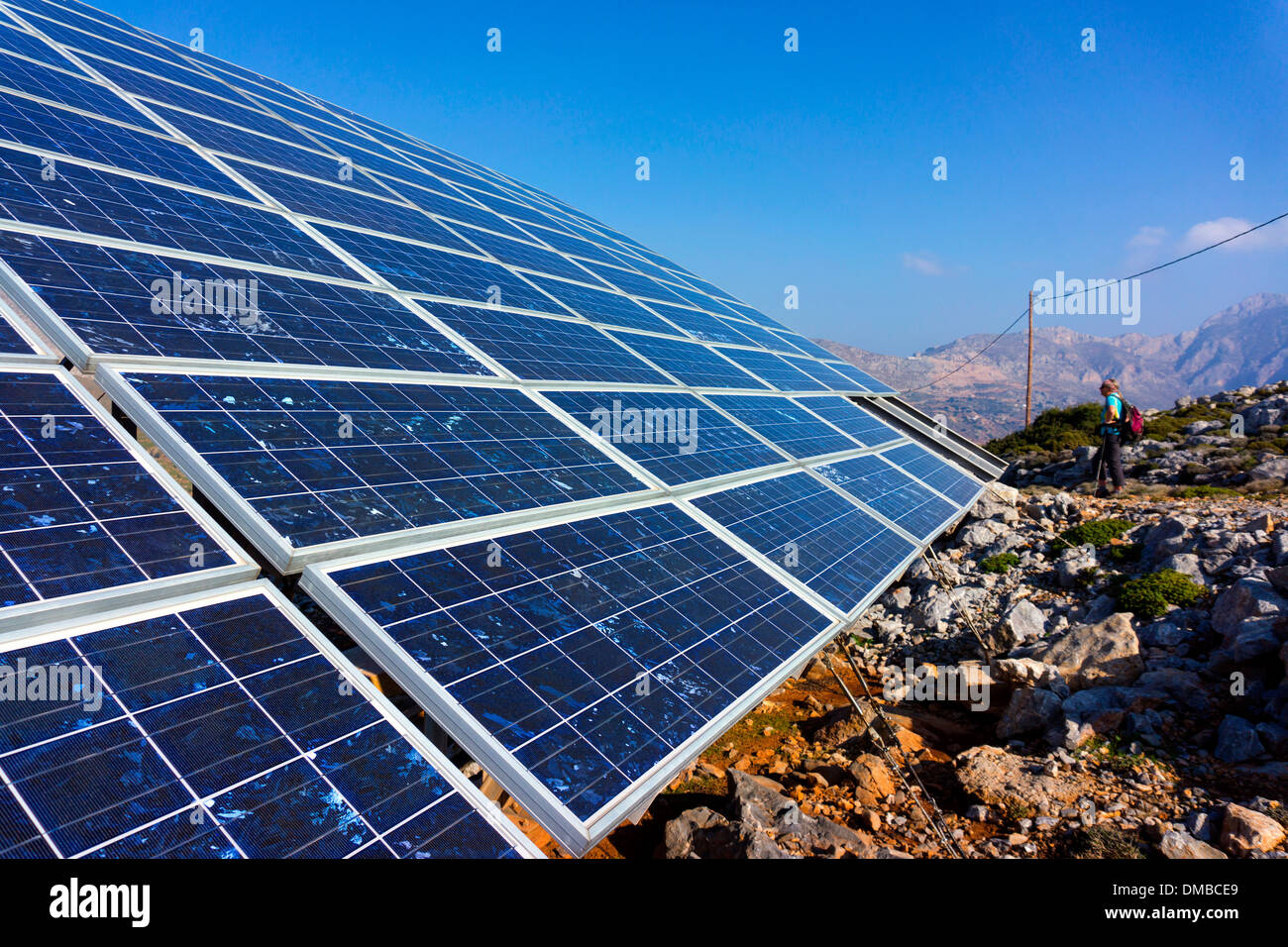 Blue foto-voltaico pannelli solari contro un cielo blu Foto Stock