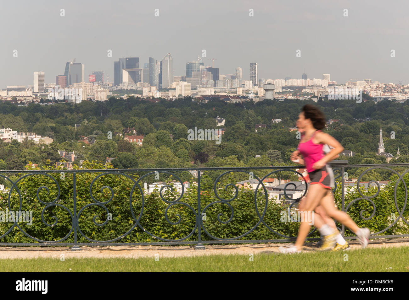Donne jogging sulla grande terrazza di SAINT-GERMAIN-en-Laye creato da ANDRE LENOTRE alla fine del XVII secolo su ordine di Luigi XIV, i ruderi del castello-NEUF (NUOVO CHATEAU), nazionale STATION WAGON DI SAINT-GERMAIN-en-Laye, yvelines (78), Francia Foto Stock