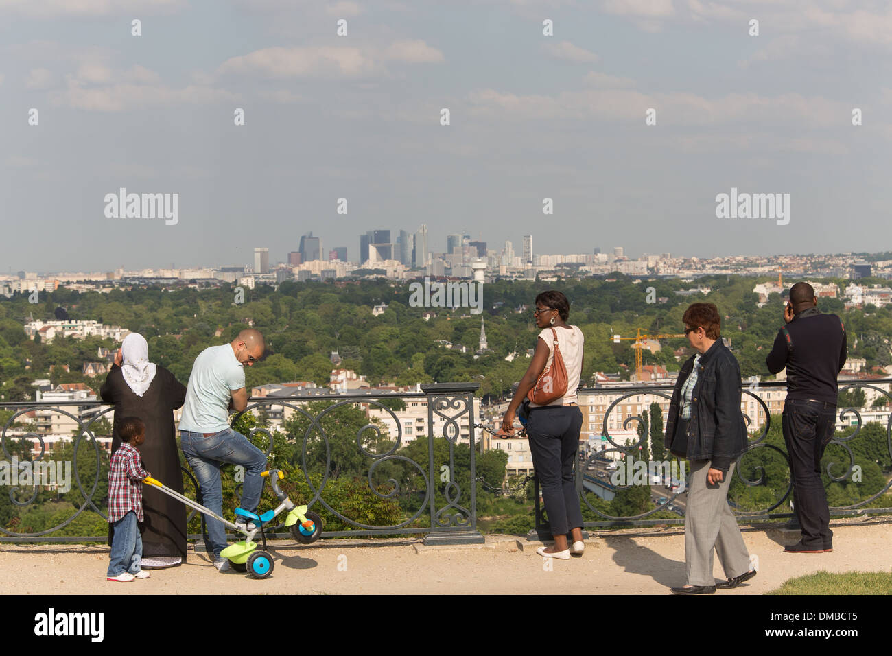 La grande terrazza LENOTRE, PARCO DEL CASTELLO DI SAINT GERMAIN EN LAYE, Yvelines e il quartiere di La Defense Foto Stock