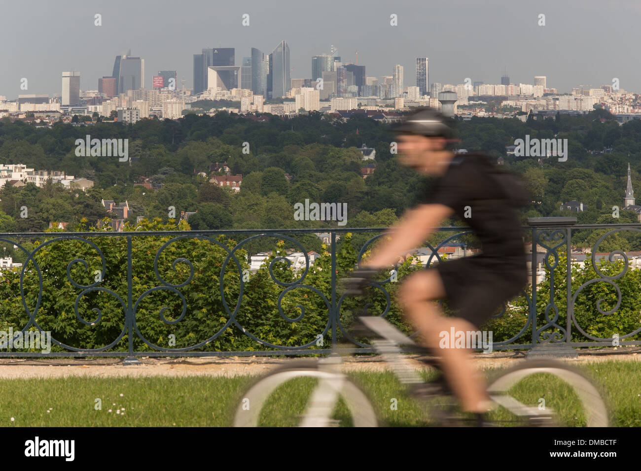 Ciclista, la grande terrazza LENOTRE, PARCO DEL CASTELLO DI SAINT GERMAIN EN LAYE, Yvelines e il quartiere di La Defense Foto Stock