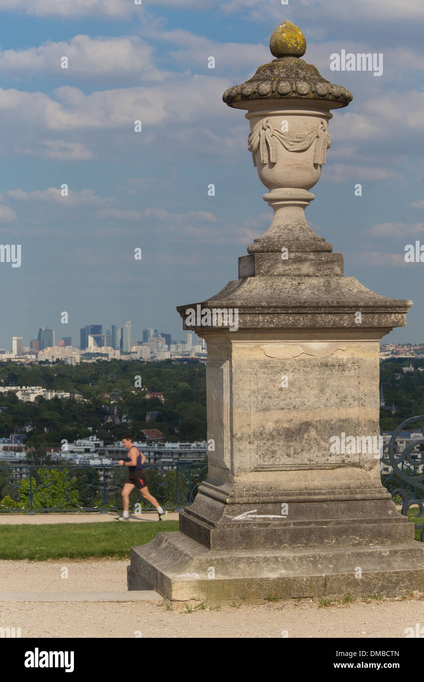 JOGGING, Piede gara, la grande terrazza LENOTRE, PARCO DEL CASTELLO DI SAINT GERMAIN EN LAYE, Yvelines e il quartiere di La Defense Foto Stock