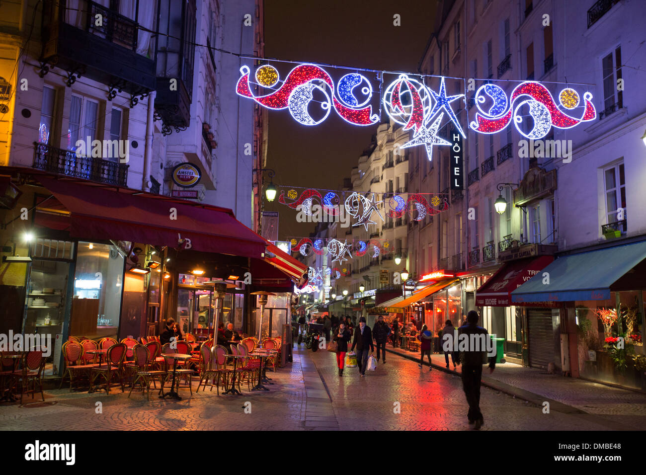 Le luci di Natale in notturna su Rue Montorgueil a Parigi, Francia Foto Stock