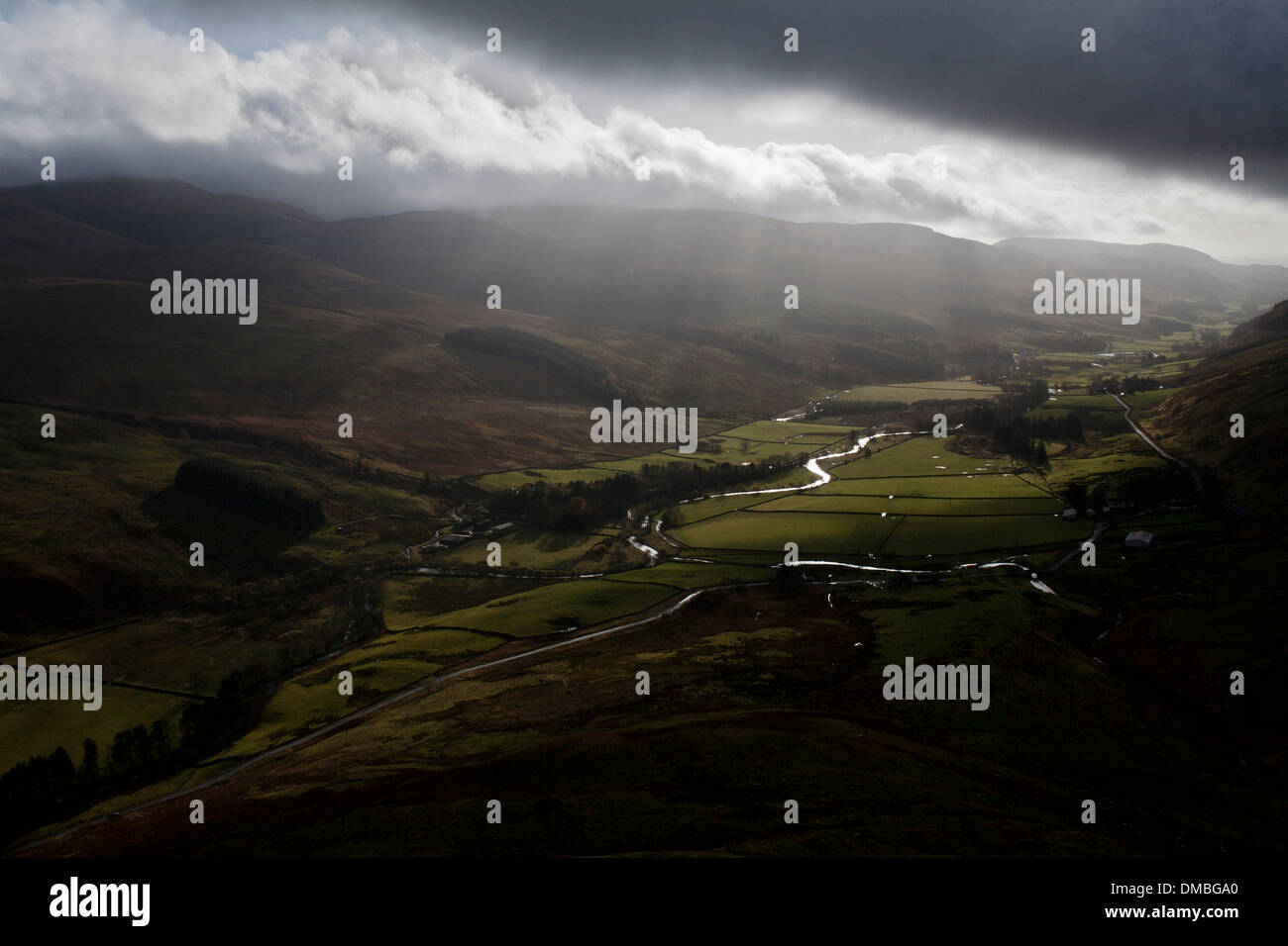 La Moffat River Valley e le colline a Moffat dal giogo della sella in Scozia meridionale dell'altopiano. Foto Stock