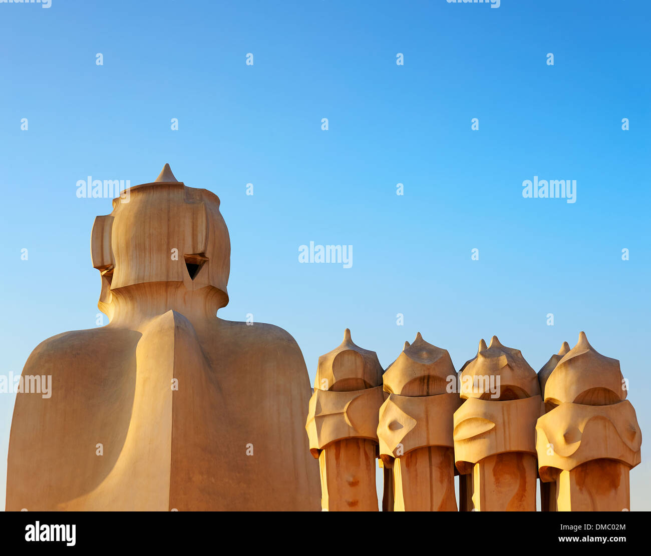 Dettagli di camini sul tetto di Casa Mila, conosciuta come La Pedrera, progettato dall'architetto Antoni Gaudi. Barcellona, in Catalogna, Spagna. Foto Stock