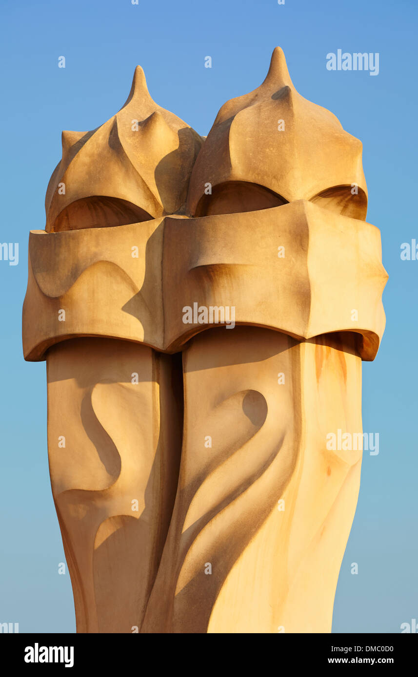 Dettagli di camini sul tetto di Casa Mila, conosciuta come La Pedrera, progettato dall'architetto Antoni Gaudi. Barcellona, in Catalogna, Spagna. Foto Stock