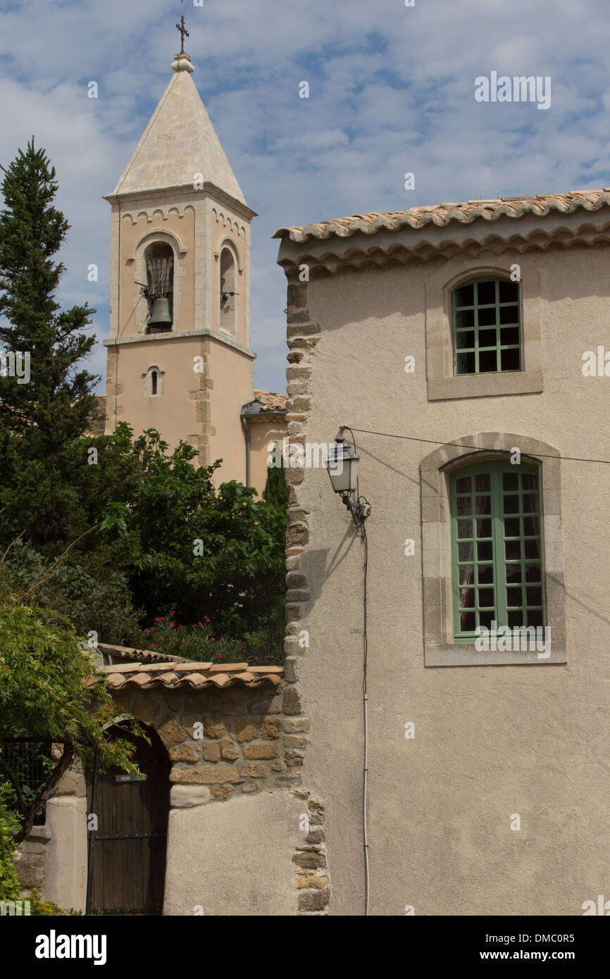 Torre Campanaria della SAINT ANDRE CHIESA, Hilltop Village di Cairanne, Vaucluse (84), Francia Foto Stock