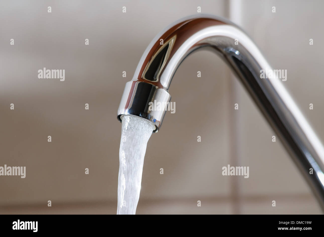 L'immagine orizzontale di un rubinetto con acqua che scorre normalmente Foto Stock