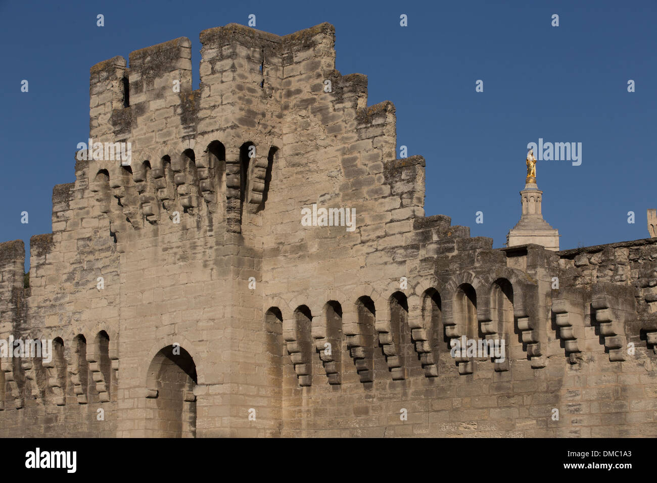 Nel XIV secolo le mura della città e la statua dorata sulla cattedrale di Notre Dame des Doms, città di Avignone chiamata la città dei Papi ed elencato come un sito del patrimonio culturale mondiale dell UNESCO, Vaucluse (84), Francia Foto Stock