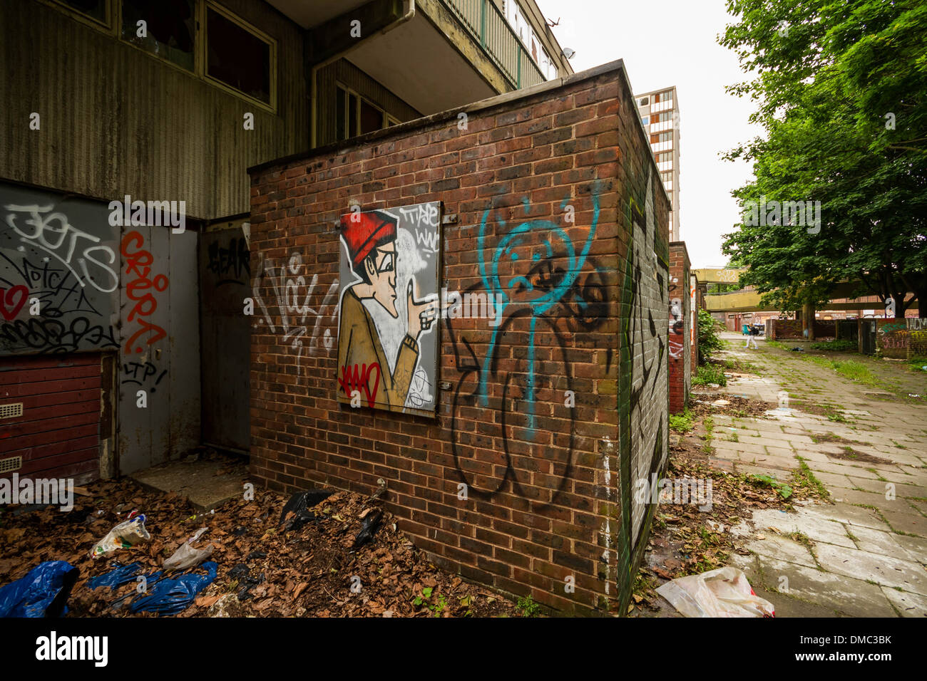 Creative graffiti e arte sociale sull'alloggiamento Heygate Estate nel sud di Londra, Regno Unito. Foto Stock