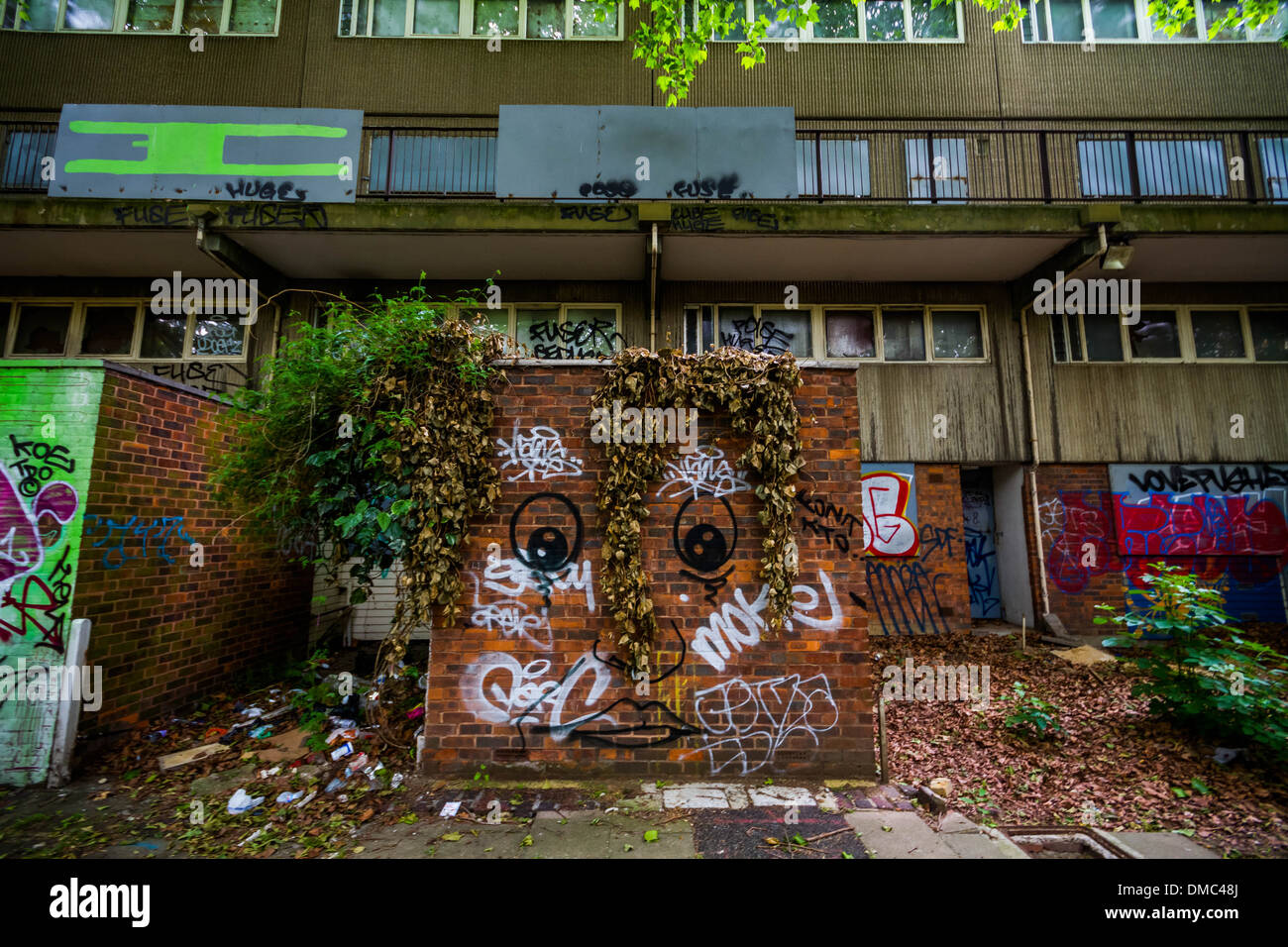 Creative graffiti e arte sociale sull'alloggiamento Heygate Estate nel sud di Londra, Regno Unito. Foto Stock