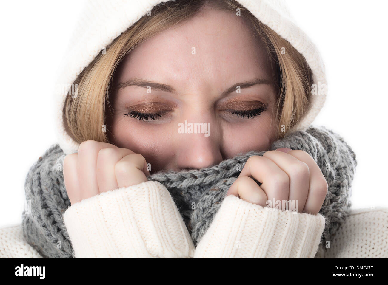 Felice giovane donna calda da indossare indumenti a maglia Foto Stock