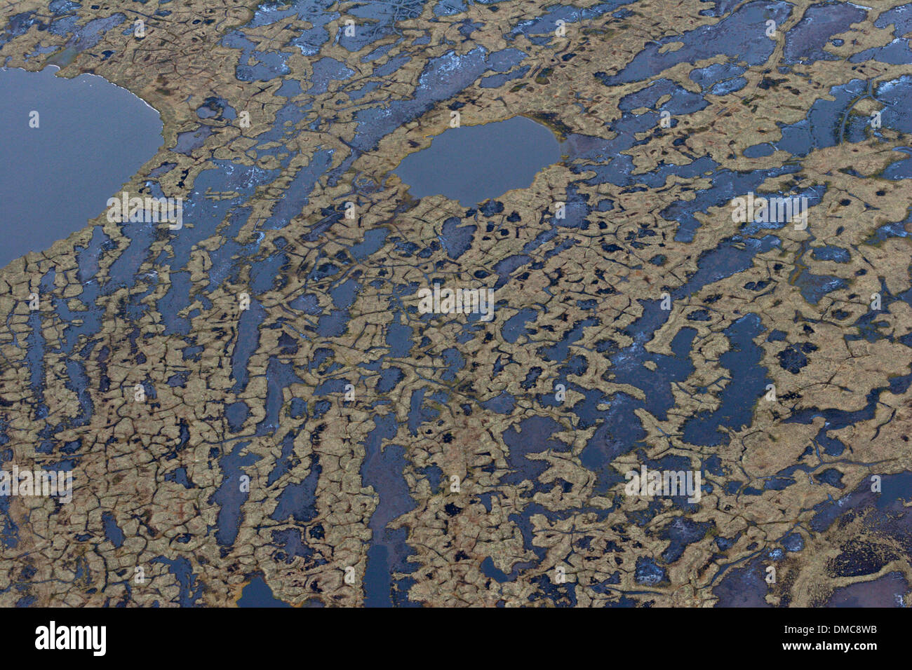 I modelli in natura sulla costa occidentale della Baia di Hudson in Canada fiumi zone umide vista aerea desolazione arida tundra Foto Stock