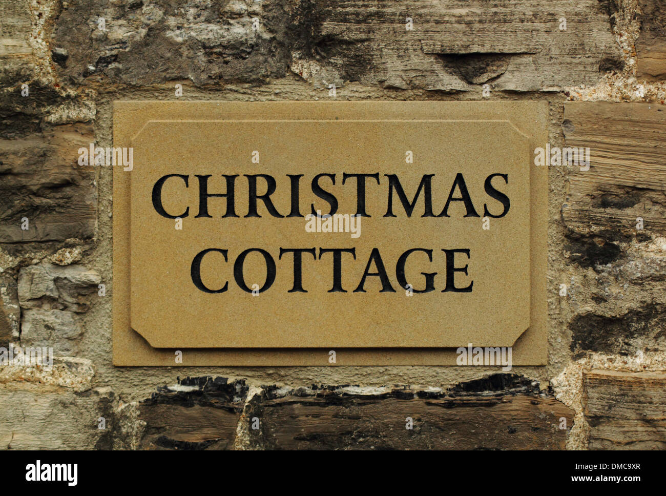 Natale Casetta pietra segno in ingresso al cottage in Ashford-nel-l'acqua, una graziosa tradizionale villaggio inglese, DERBYSHIRE REGNO UNITO Foto Stock