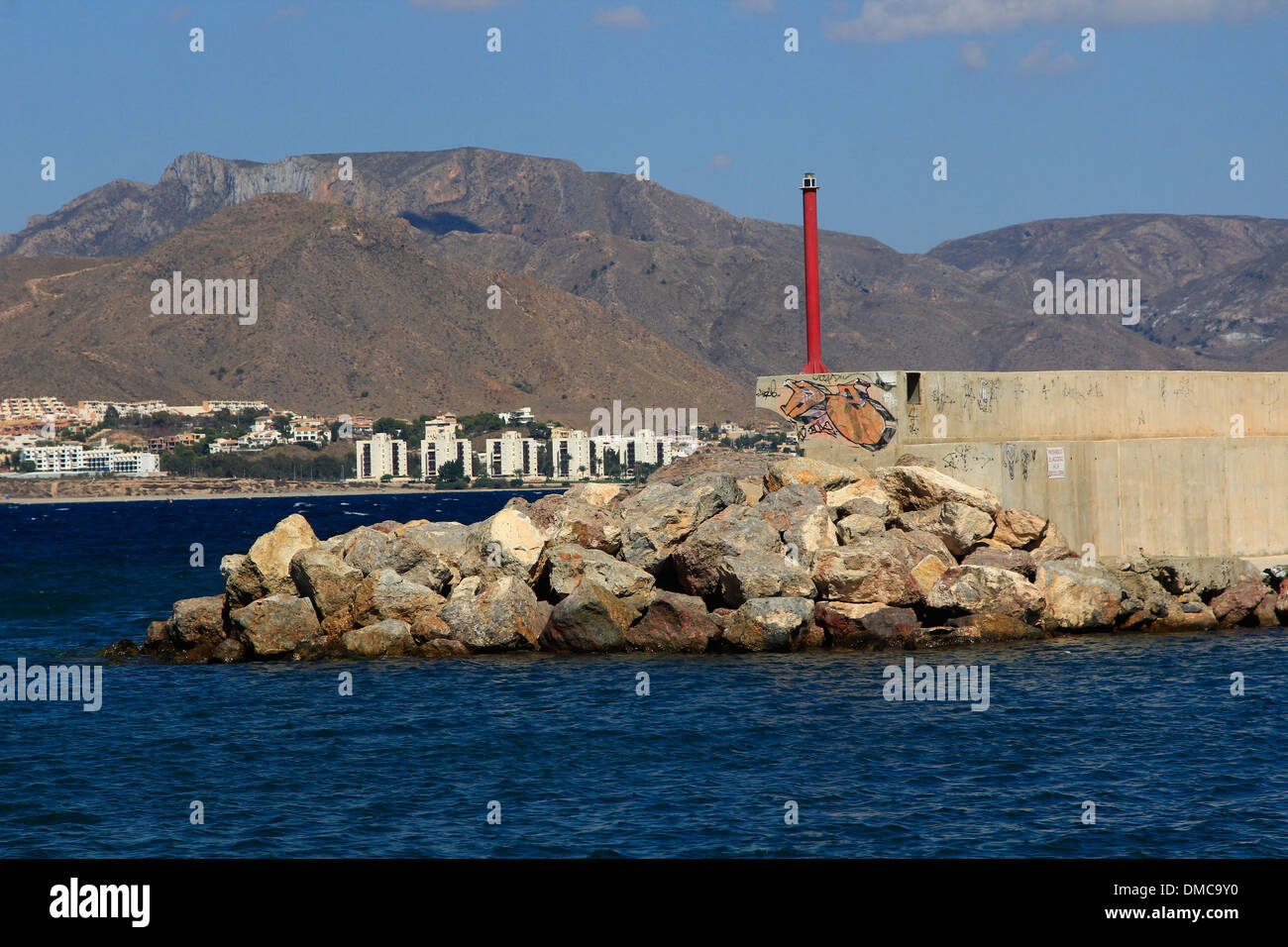 Faro e il piccolo porto di pesca nella città di Mazarron, Spagna Foto Stock